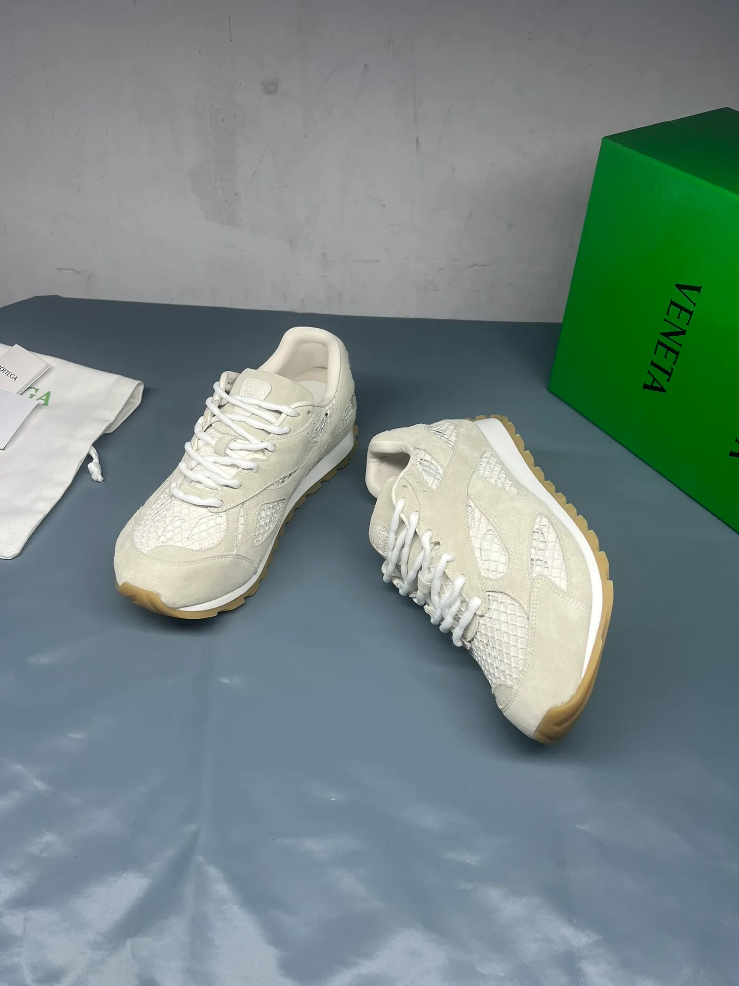 👟👟Ex-factory price 600👟👟 Men's size +10 Real photos 🔥🔥BV Orbit sneakers Wang Yibo's same style couple's dad shoes Runner sneakers, made of lightweight technical mesh fabric. Matched with geometric pattern designed rubber outsole, Wang Zha series high version. Look for the package technology. It is actually a lot taller, but the legs are still slim. Very nice, playable and durable. Matched to the standard💯 Package shoe technology. Look for the high version. The outsole is made of color-blocked TPU outsole. Women's model 35 36 37 38 39 40 41 42 (40 41 42 43 44 45 customized) (Customer logo can be accepted without refund or exchange at a favorable price) Equipped with original packaging